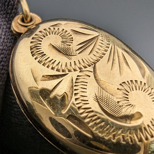 1987 British Vintage 9ct Gold Oval Locket Pendant Necklace